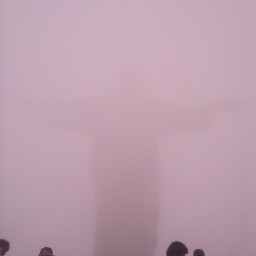 Статуя Христа в тумане