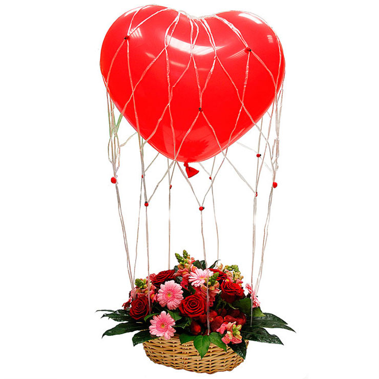 Купить воздушные шары москва недорого с доставкой. Цветочная композиция с воздушным шаром. Подарочный воздушный шар. Воздушный шар с корзиной цветов. Композиция из шаров и цветов.